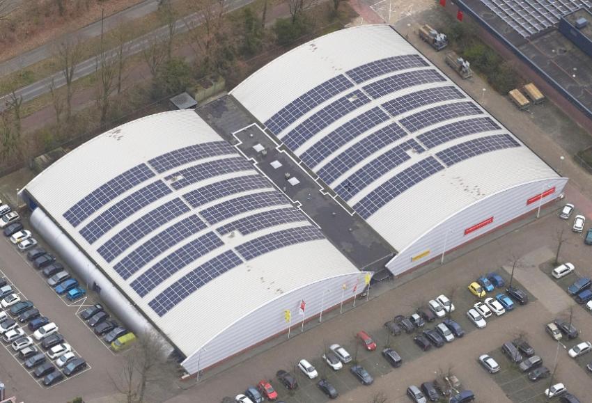 Zonnepanelen op het dak van tennishal Vijfkamplaan